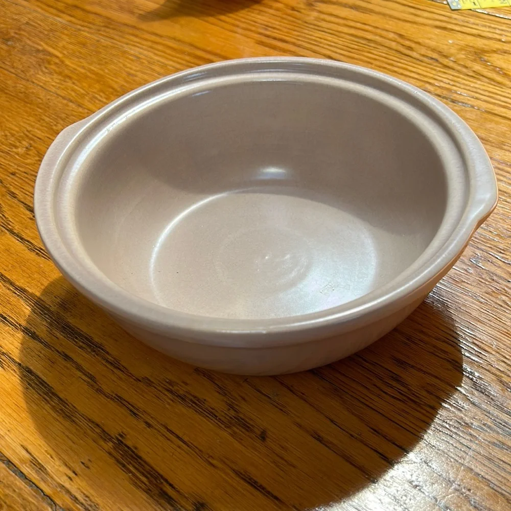 La Solana Scottsdale, AZ pottery. Casserole bowl.  Mauve/pink.